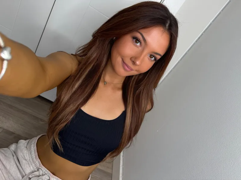 Thumbnail Chilled Outfit Essential: Rocking a Crop Top - strwbrgrlll's Style