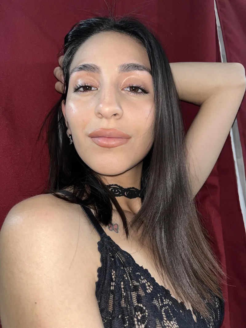 Thumbnail Kin_emy12's Provocative Inquiry: Should I Turn Around So You Can See My Armpit?