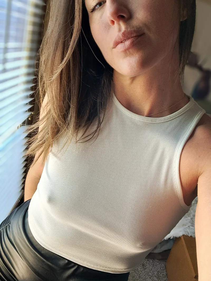 Thumbnail leahdavisonme Celebrates Makeup-Free & Bra-Free Freedom