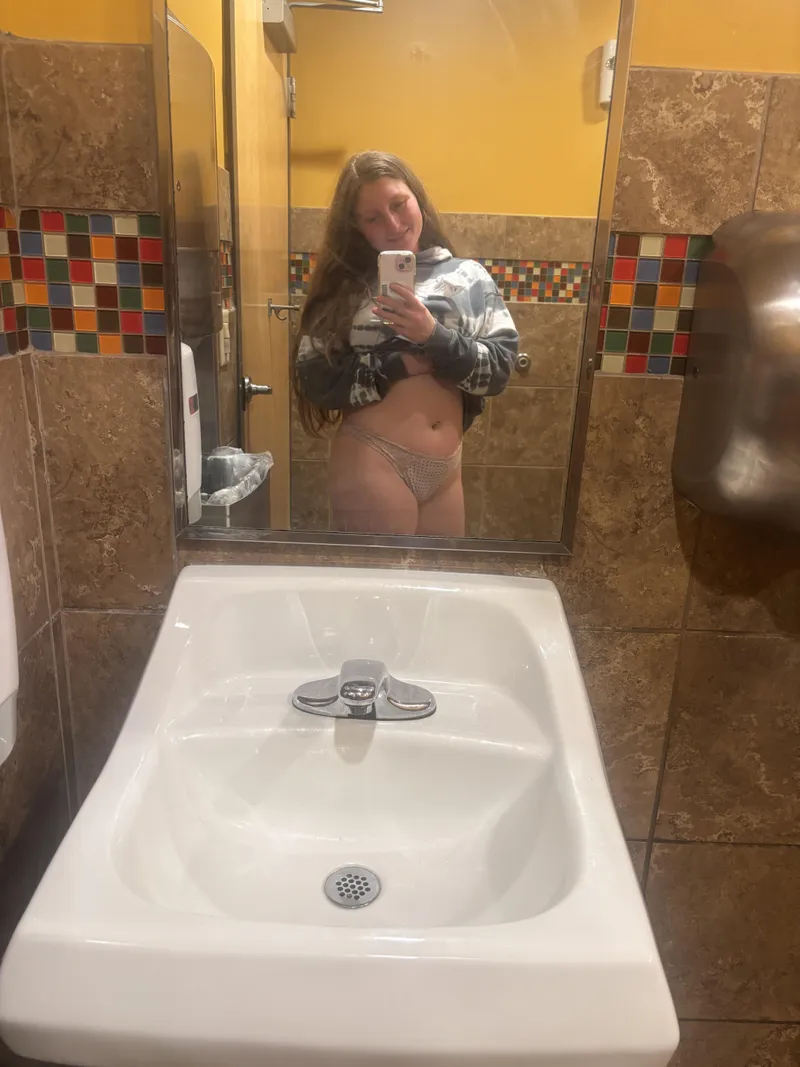 Thumbnail MirrorSelfie Reminiscence: ShyAliciaDiaz's Casual Elegance