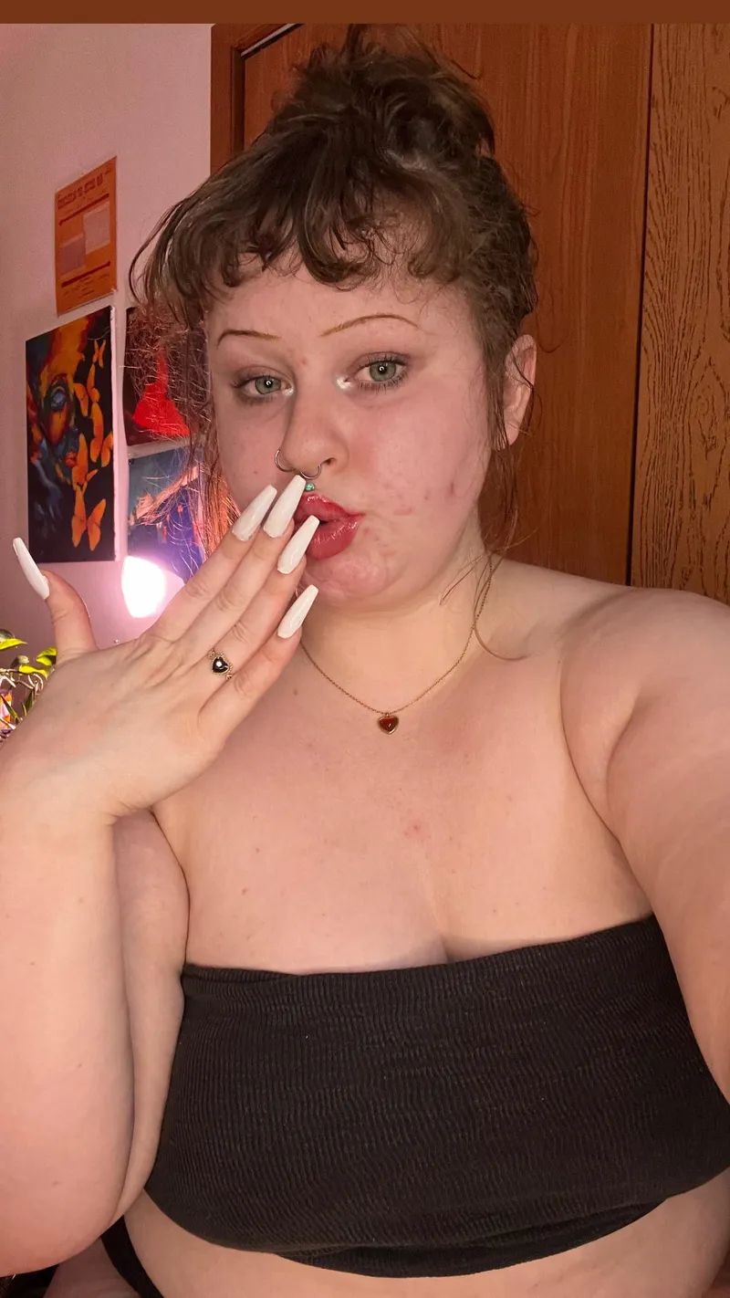 Thumbnail milyanne's Sultry Gesture: An Intimate Encounter