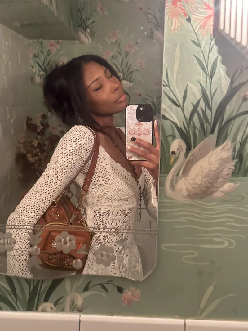 Thumbnail meruhart's EbonyCuties Article - White Dresses Elegance