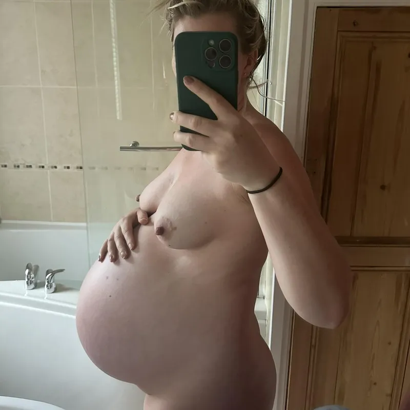 Thumbnail Rocking Pregnancy Style: laurarosevip's Journey in PregnantPetite