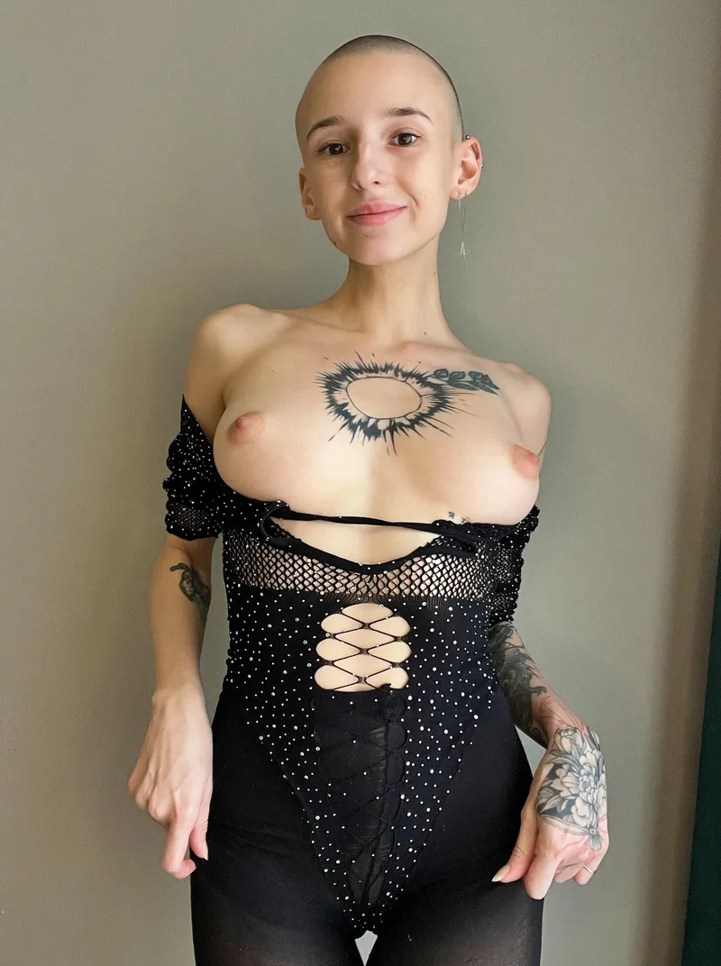Thumbnail The Cutest Part: Shaved Head Outfit by keisha_doll