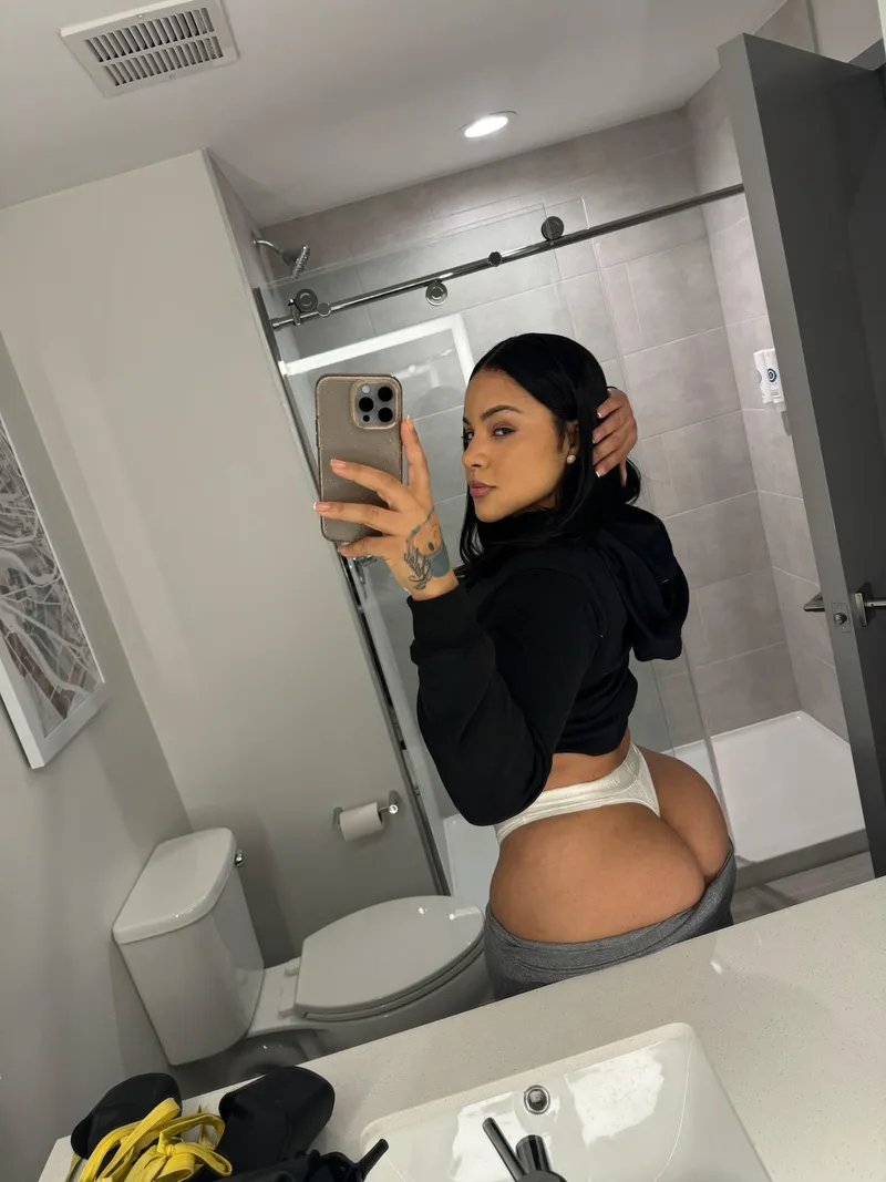 Thumbnail So Thick I Can't Fit My Whole Ass in My Pants: A Tight Situation by MoonlightRosezxc