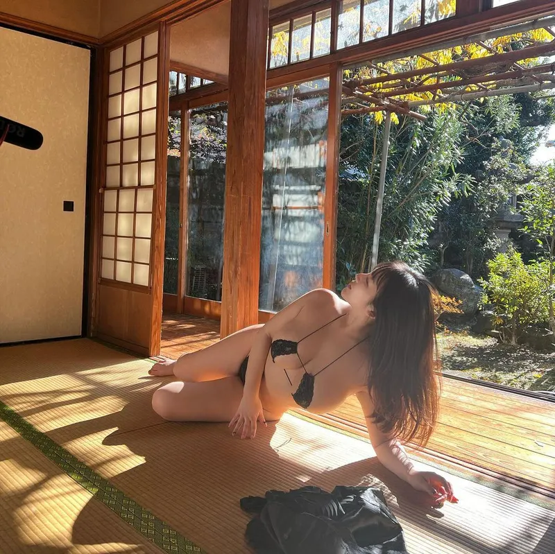 Thumbnail Jun Amaki: Exploring the Enigmatic Charm (Gravure)