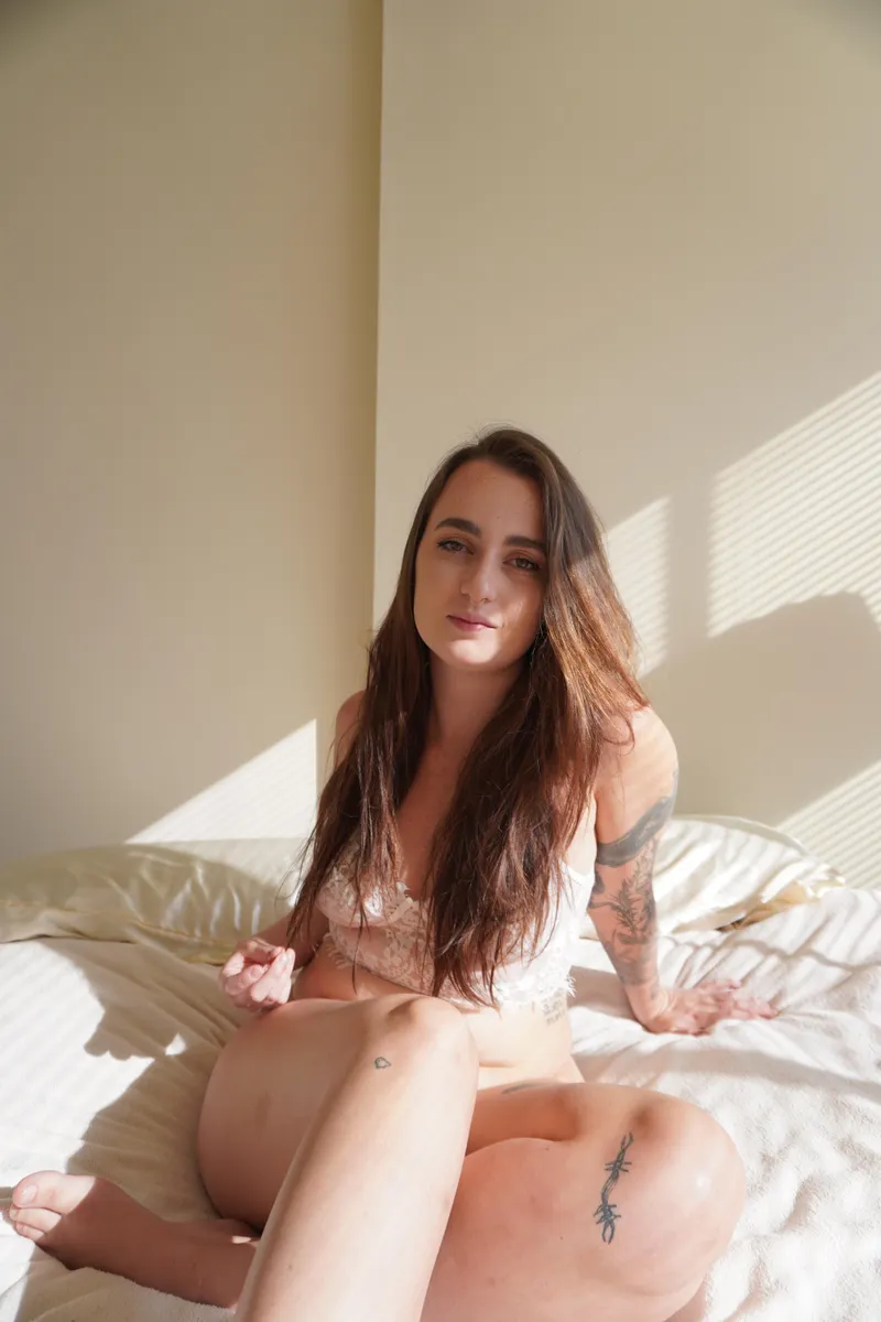 Thumbnail Elegant Beauty in White: A Timeless Portrait