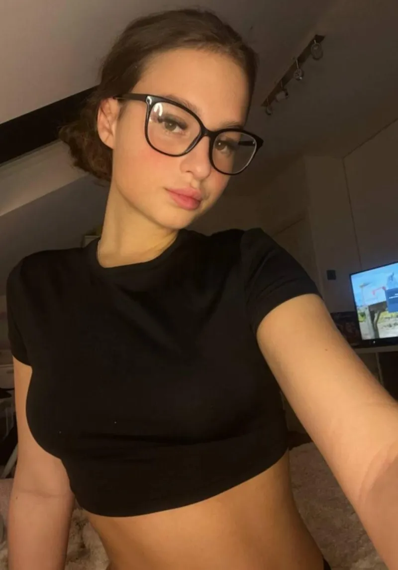 Thumbnail Livid-Point6713's Cheerful Greetings in Croptops | croptopgirls
