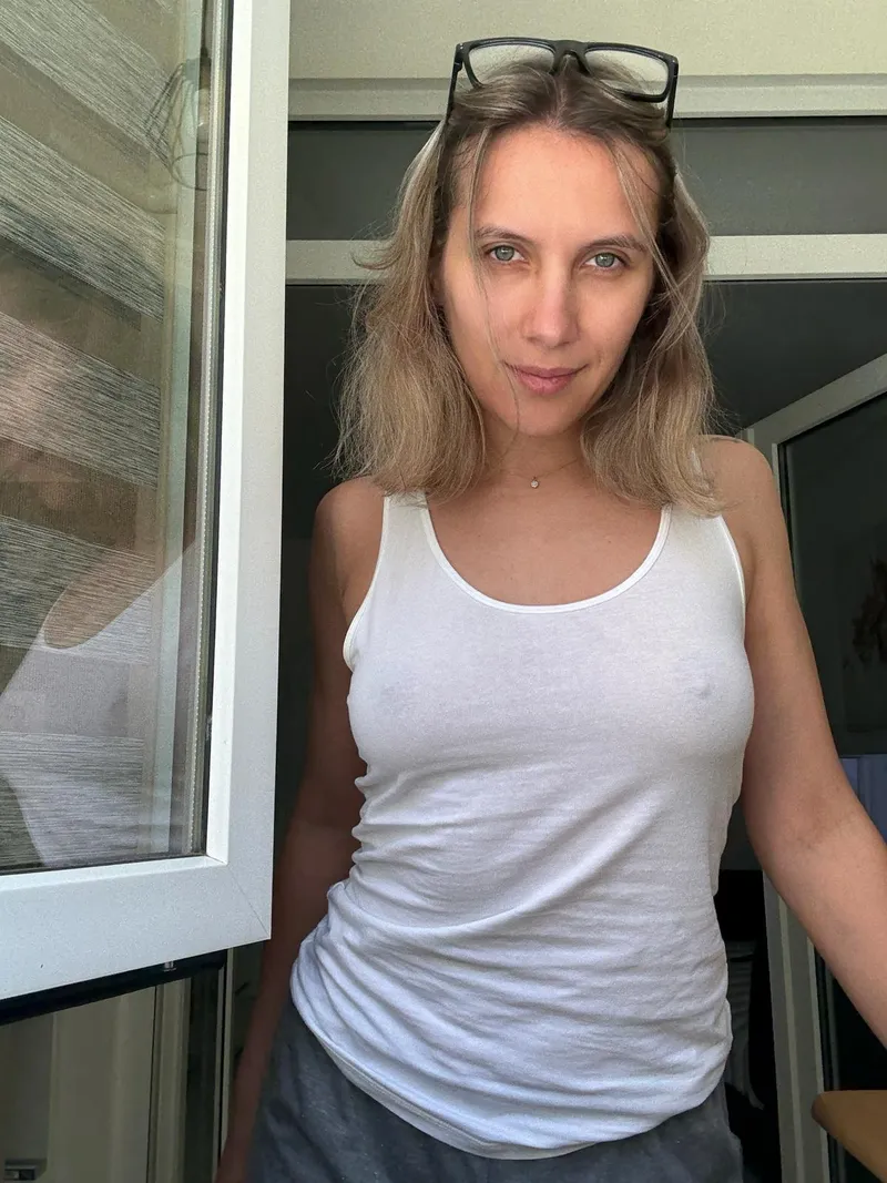 Thumbnail verove95's Bold Decision: Going Braless at Home