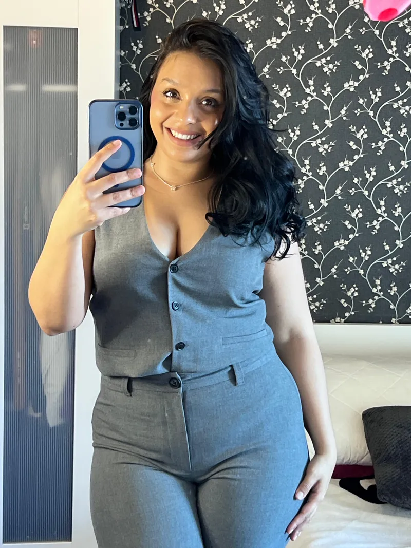 Thumbnail Embrace Galadriel69_'s Love for Self-Portraits | Unveiling Milfie World