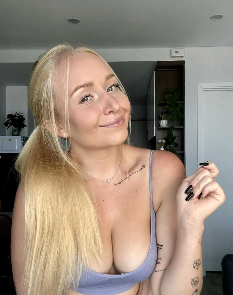 Thumbnail The Allure of Cleavage: A Tempting Glance | lexiyourcrush