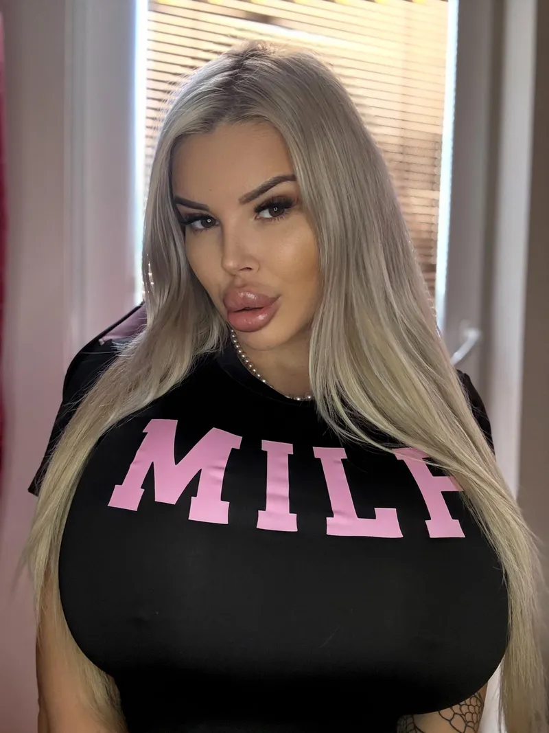 Thumbnail Indulge in the World of Bimbo Milfs: A Fascinating Journey