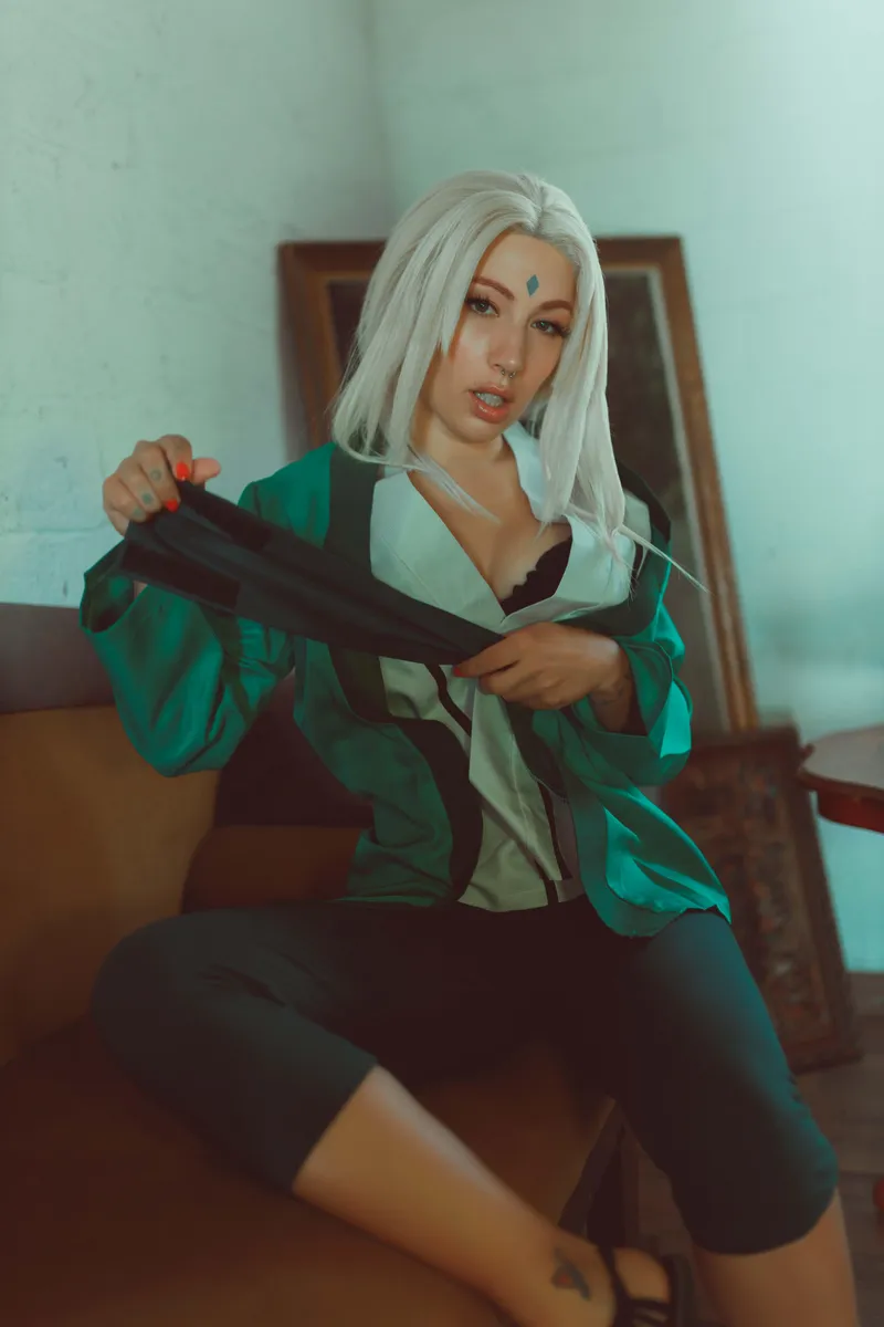 Thumbnail LivayDPunk's Tempting Tsunade Cosplay from Naruto