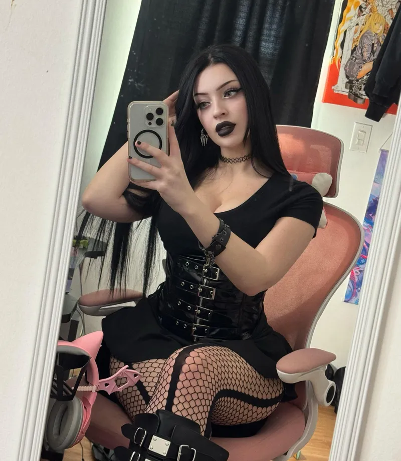 Thumbnail Ahriem Rocks a Striking Corset - Do You Like It?