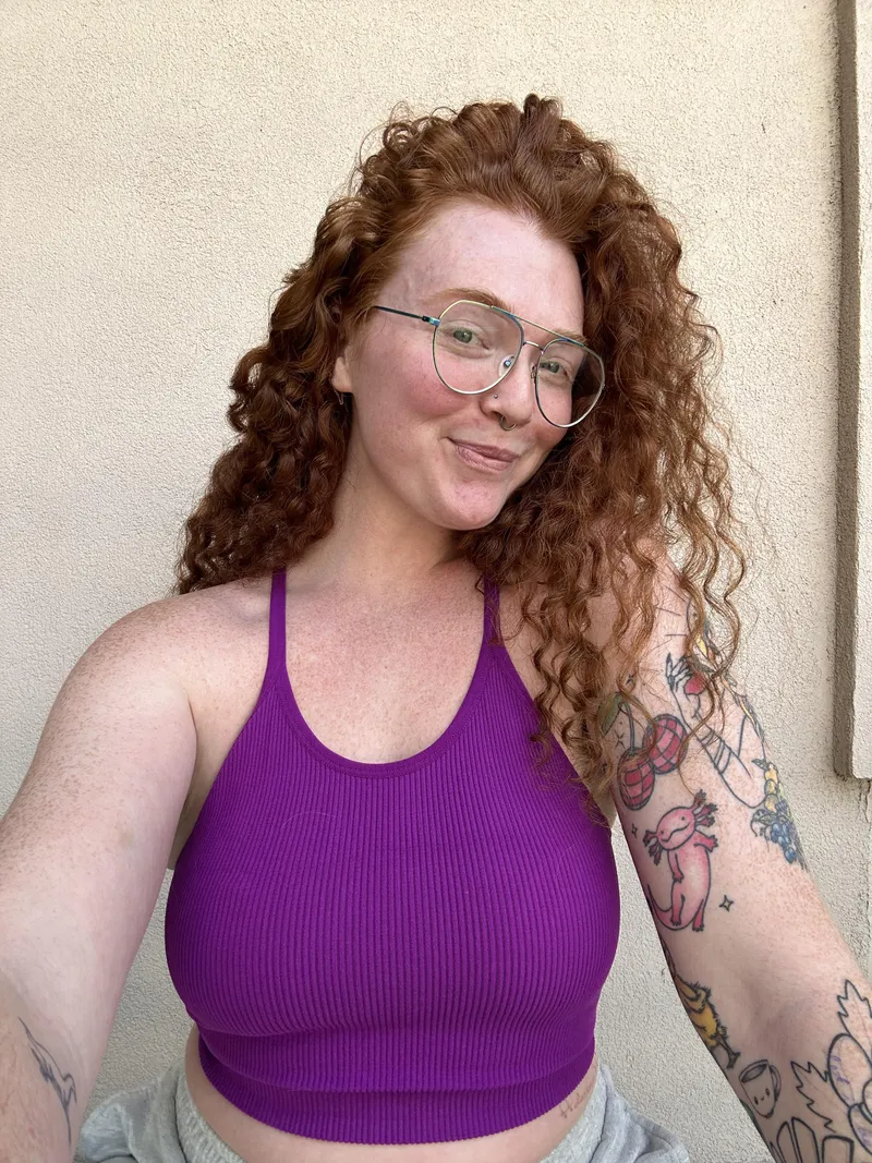 Thumbnail thelegogoddess_ Upholds Braless Preference: Liberated and Proud