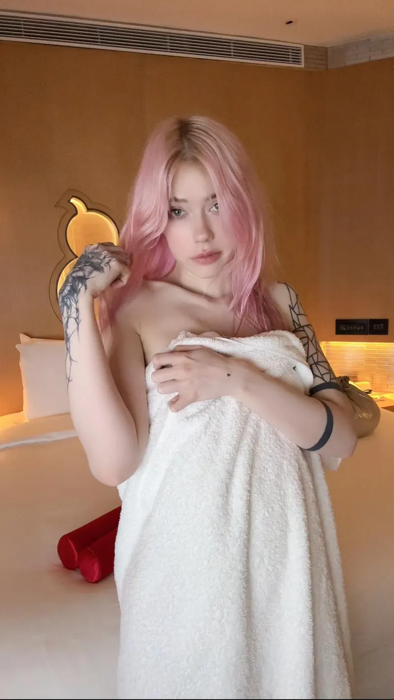 Thumbnail Saekkicos Invites You to Think Pink on GirlswithNeonHair