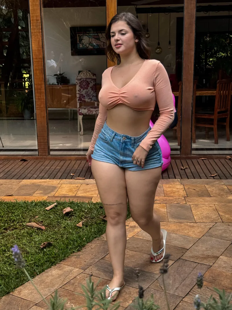 Thumbnail kerolaychavess Shows Happiness in Topless ‘Pokies’ Look