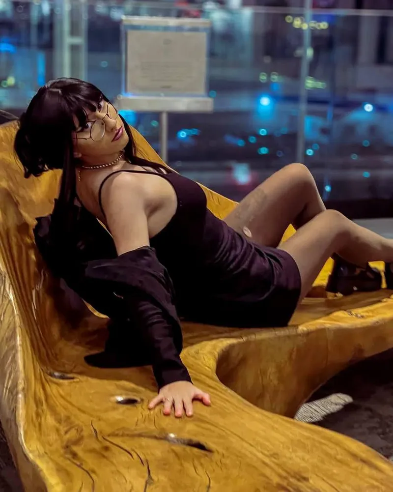 Thumbnail A Tempting Offer: Would You Sit Next to Me? | smileyimlookin