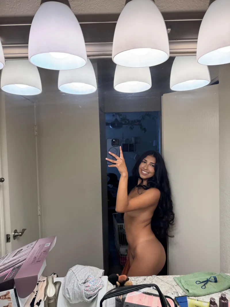 Thumbnail Get Ready for Glam: Step into the World of latinaasparkles