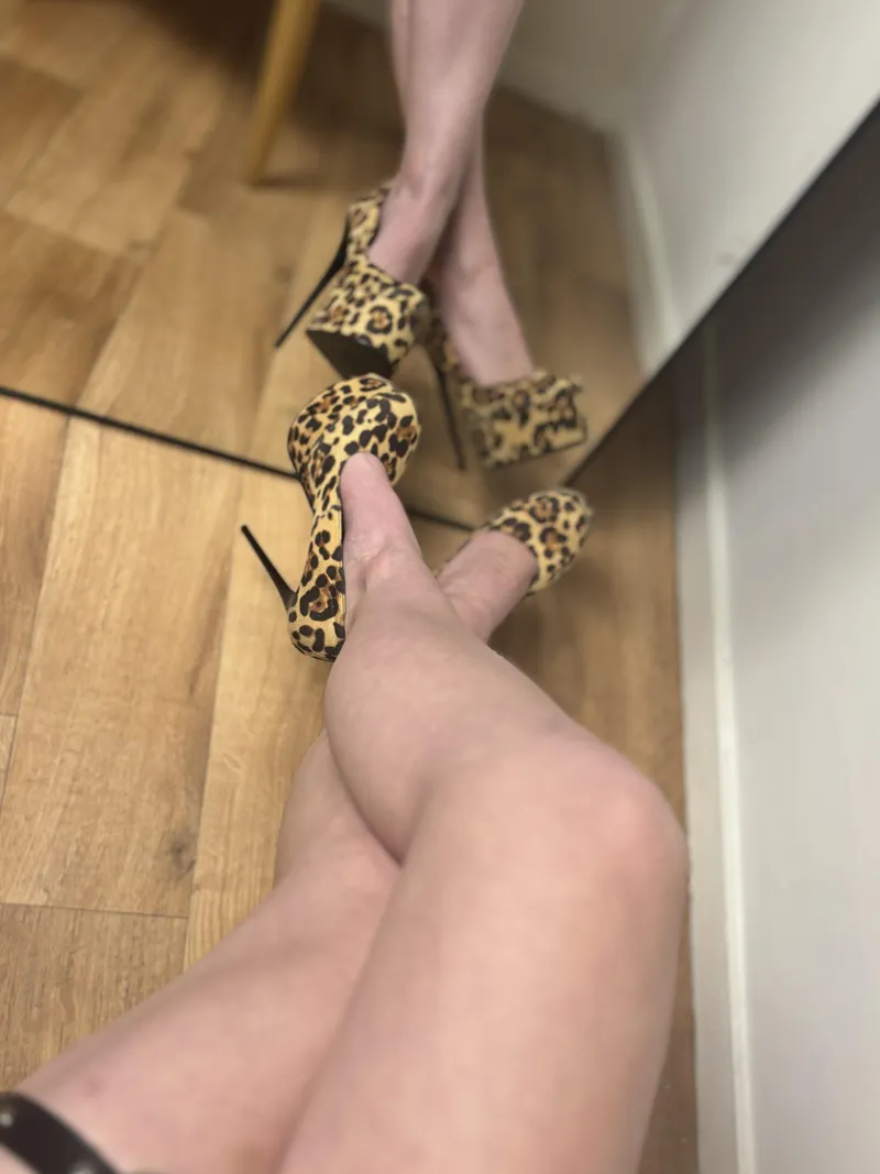 Thumbnail LanaPeaches__ Showcases Legs and Heels: A Stylish Read