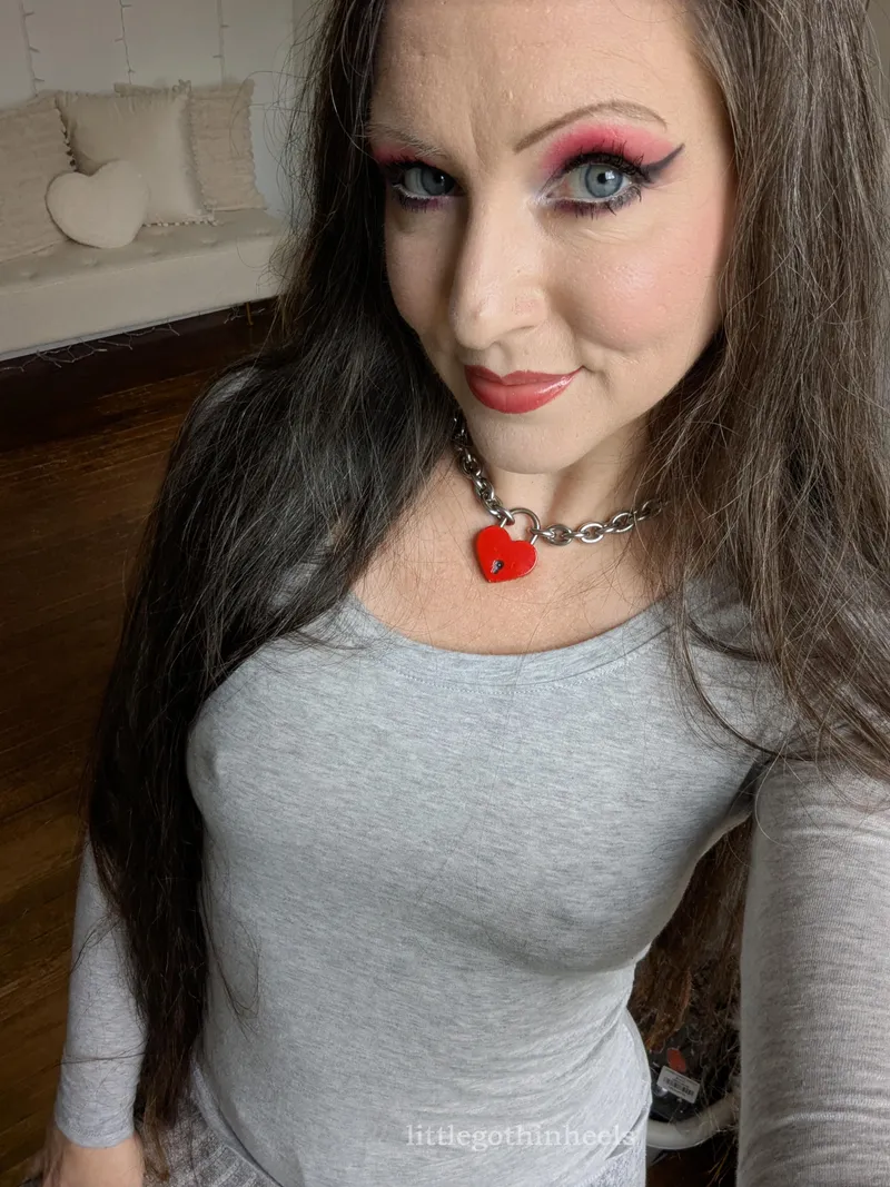 Thumbnail littlegothinheels Embraces the Braless Lifestyle with Confidence