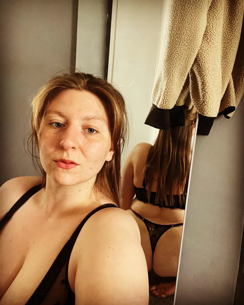 Thumbnail AmateurBrits: Daisybeth1875 Asks 'Do You Like My Peach?'