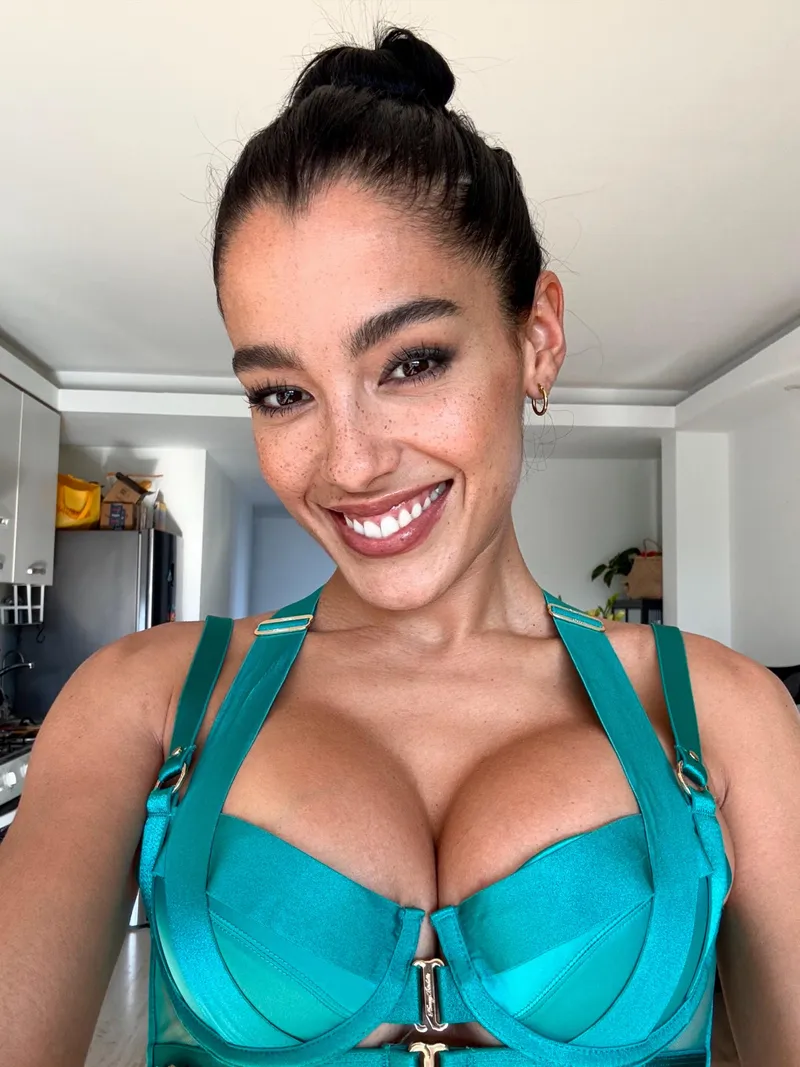 Thumbnail Waiting Game: SweetAshXO's Cleavage Tease