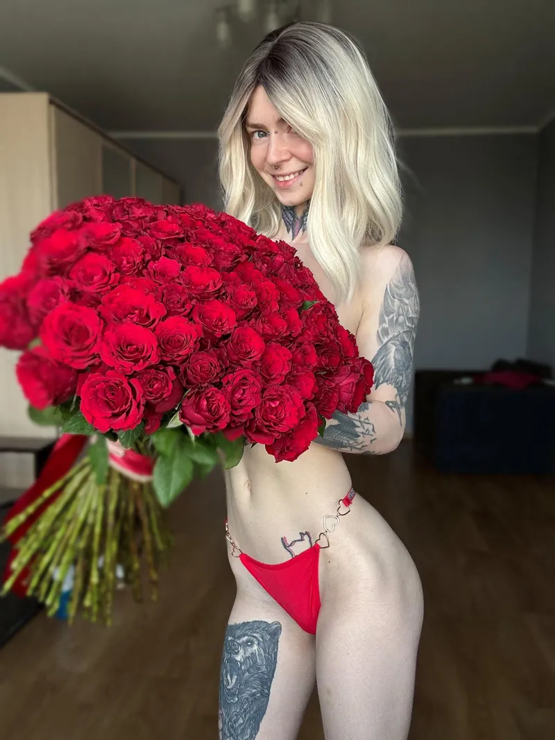 Thumbnail ScarletSongbirdyt Presents Something Tasty for ThickThighs Lovers
