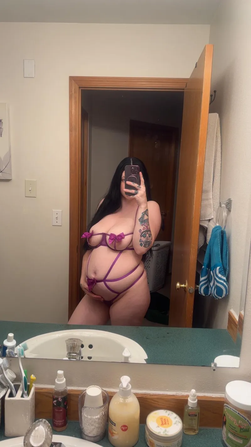 Thumbnail Radiant in Purple: Pregnancy Elegance