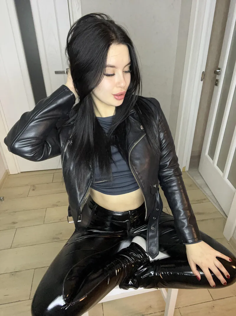 Thumbnail Embracing the Gorgeousness of Leather Clothing | StardustSpectrum