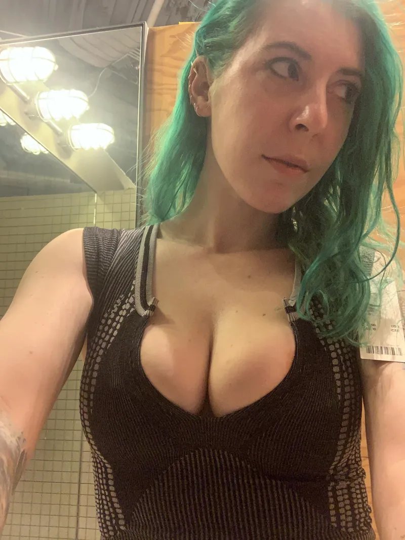 Thumbnail Mesmerizing Cleavage: Perfectly Displayed Assets