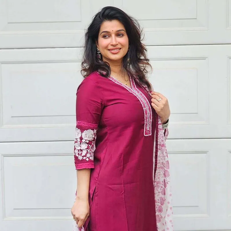 Thumbnail Boobpop Dazzles in 'Busty Indian Attire' - 2busty2hide Feature