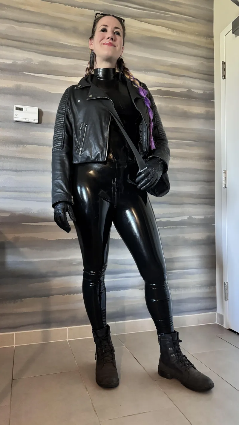 Thumbnail Casual Elegance: LadiesInLeather Date Night Vibes