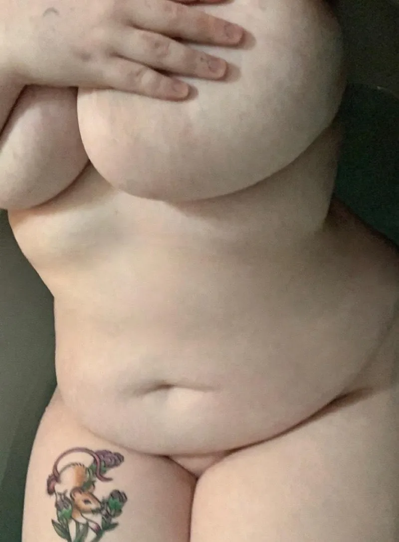 Thumbnail Downtown_Camel5673's Mood: A Chubby Selfie in the Tub Experience