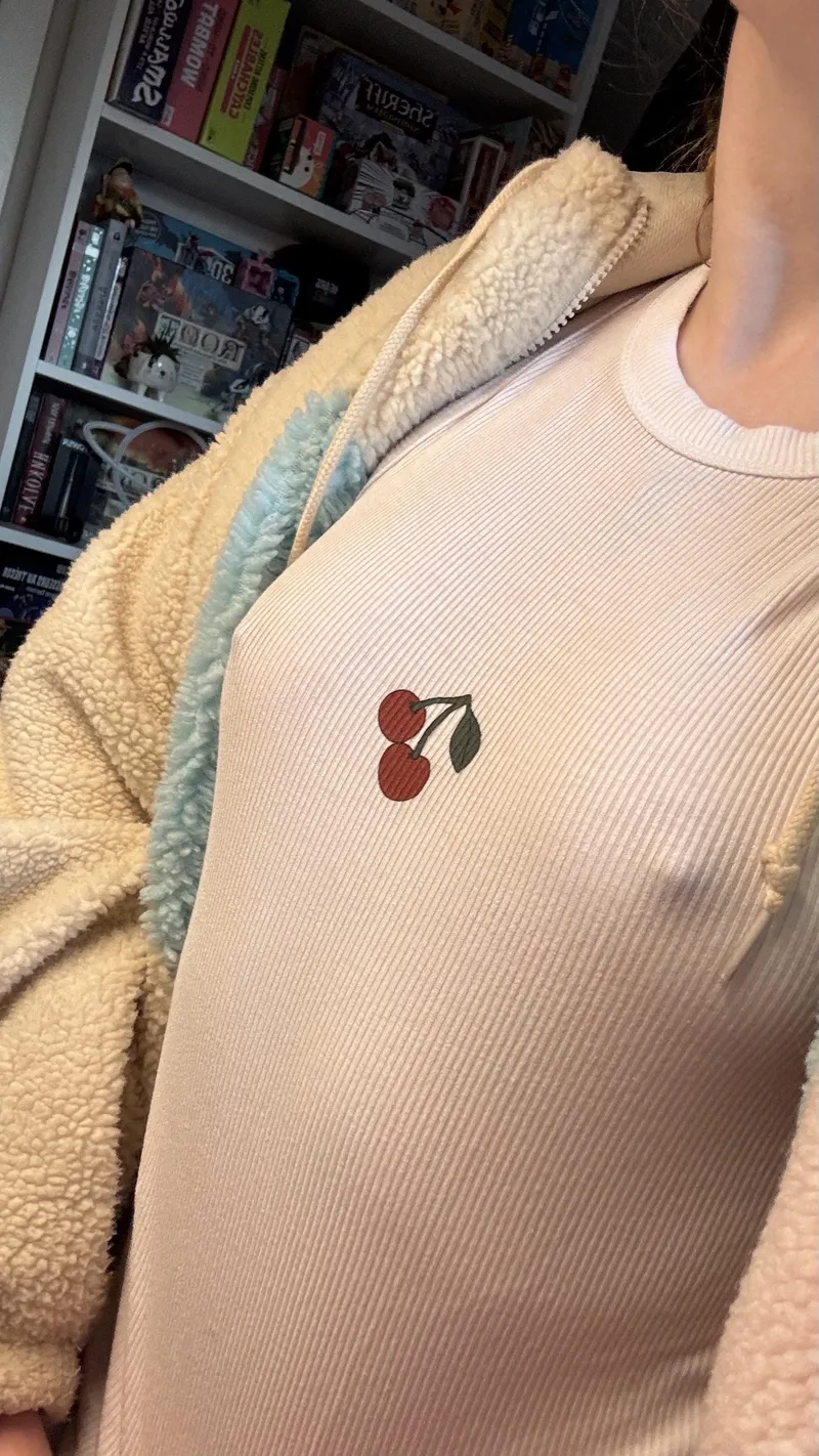 Thumbnail Embrace Another Lovely Braless Day with Freedom_red15