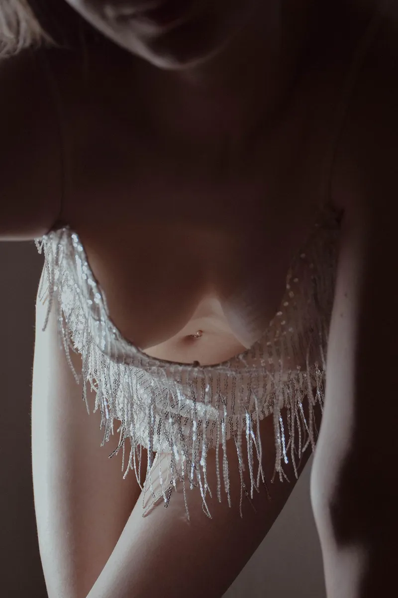 Thumbnail The Freedom of Going Braless: Loose Tops and Sensuality | buonbella