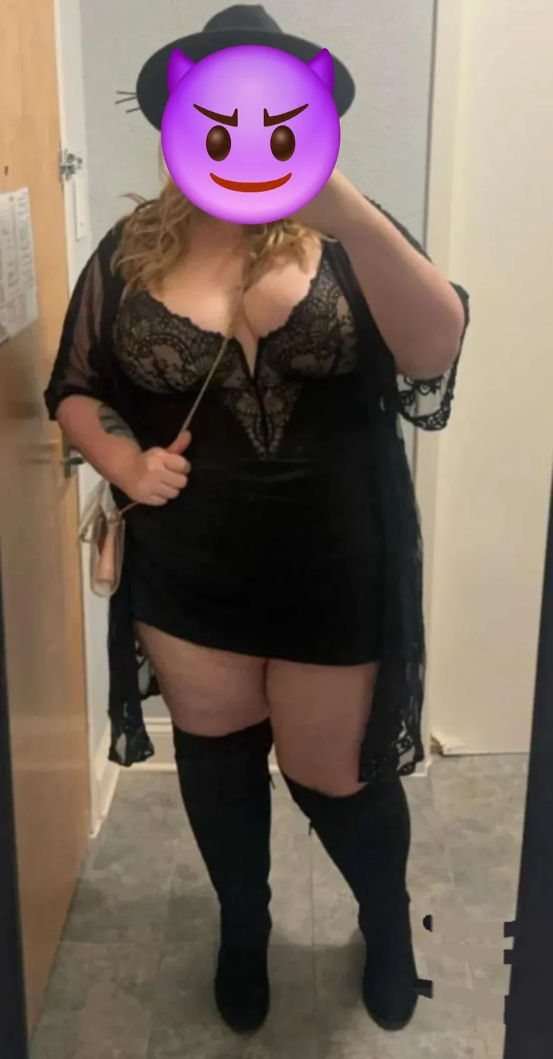 Thumbnail Admiring the Outfit: Meltsinyourmouth69's BBW Showcase