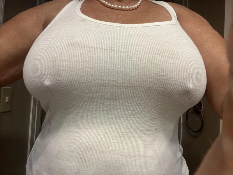 Thumbnail Feel the Freedom of Going Braless with Skycladblonde