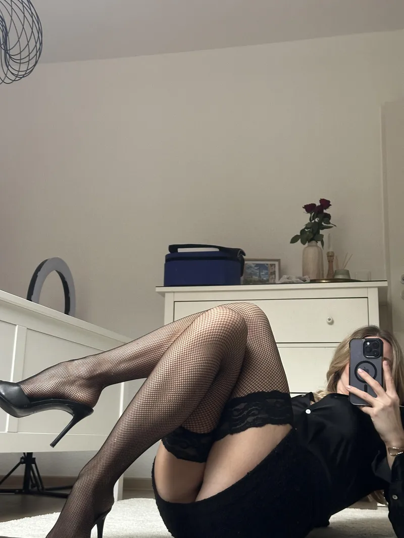 Thumbnail Adorning Legs for You: A Stylish Display
