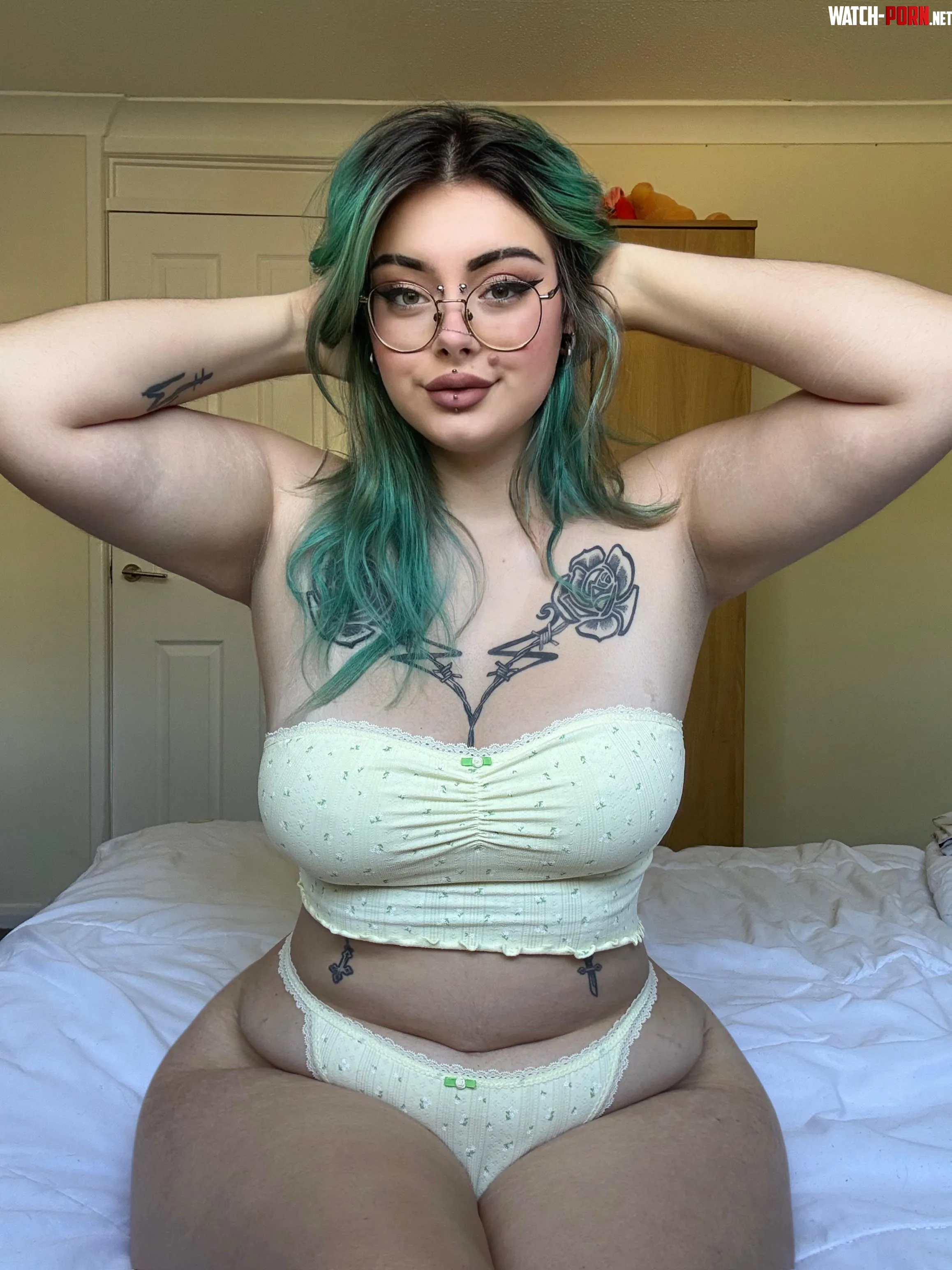 Thick with an hourglass figure by pastelxwh0re