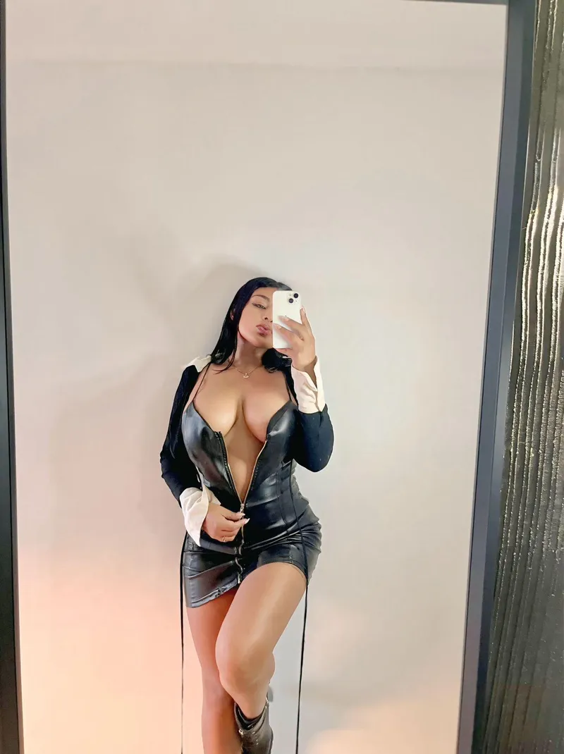 Thumbnail Feeling Cruel: A Bold MirrorSelfie Moment