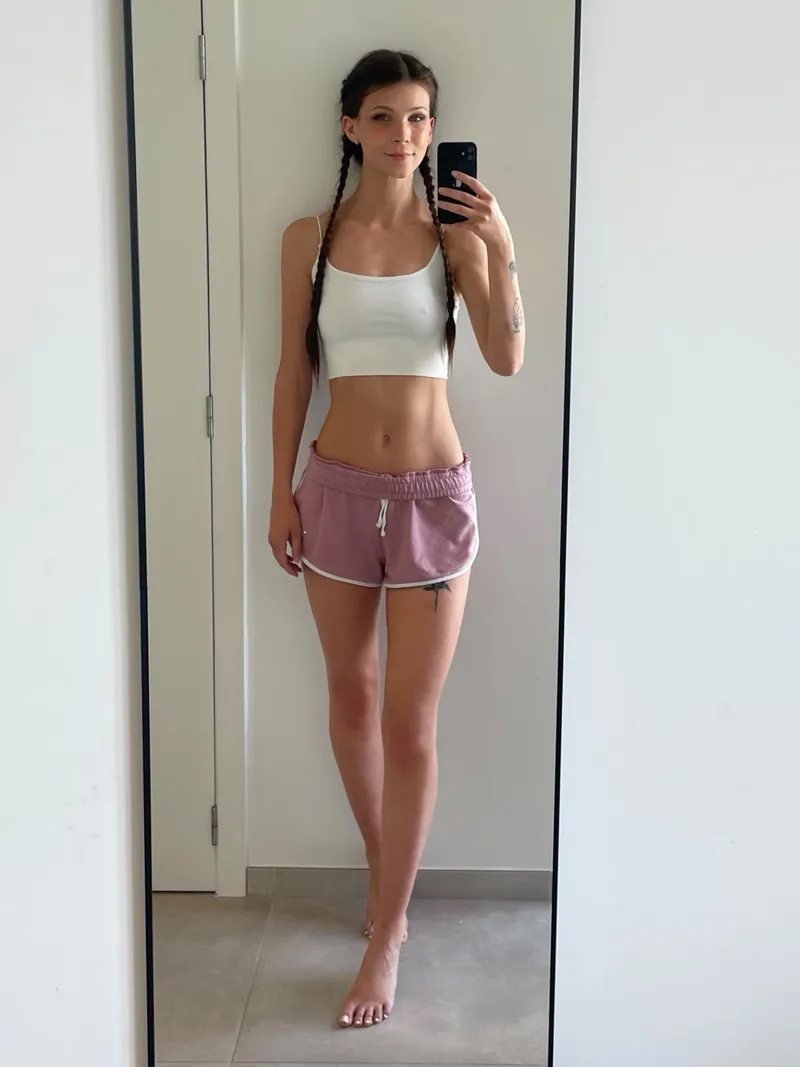 Thumbnail Embracing Comfort in Fashion: The Best Outfits to Wear by IvyNash in croptopgirls
