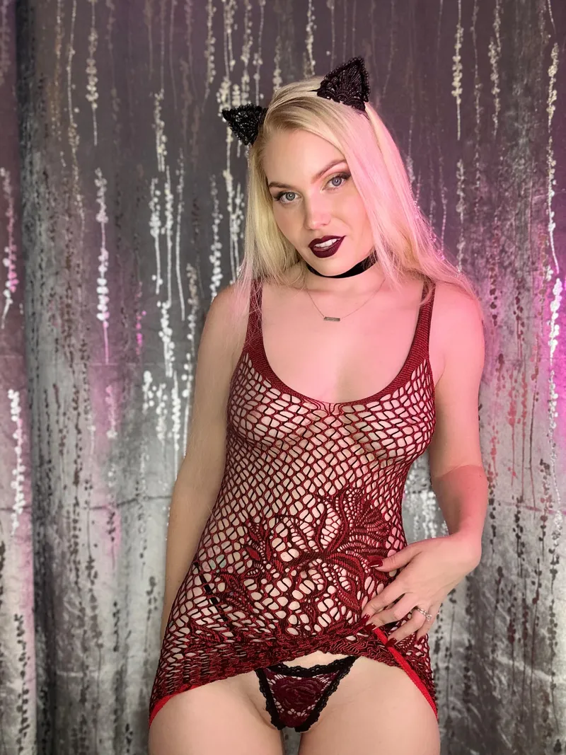 Thumbnail ittybityprettykitty's Seductive Style: 'Dark red lingerie is so sexy'