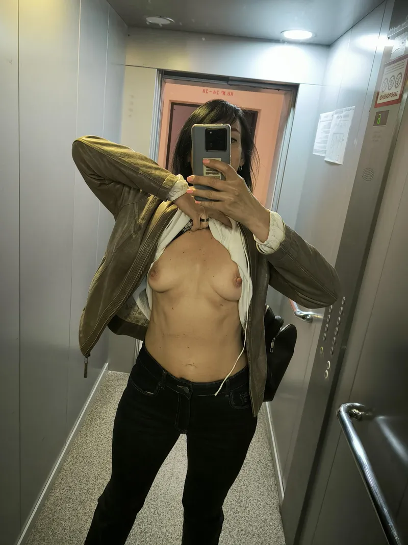 Thumbnail Don't Miss Zierera's Dedicated MirrorSelfie Collection