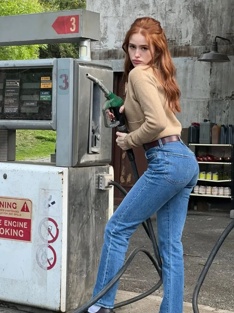 Thumbnail Madeleine Petsch: A CelebrityButts Star