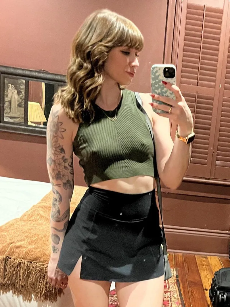 Thumbnail Brooke__bby's Top Showing Off with Proud Pokies