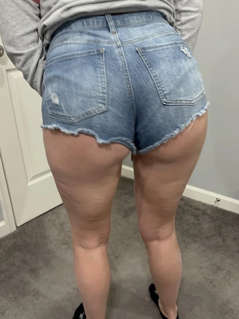 Thumbnail Redfox1075 Explores Moms in Cutoff Jeans | BonerMaterial