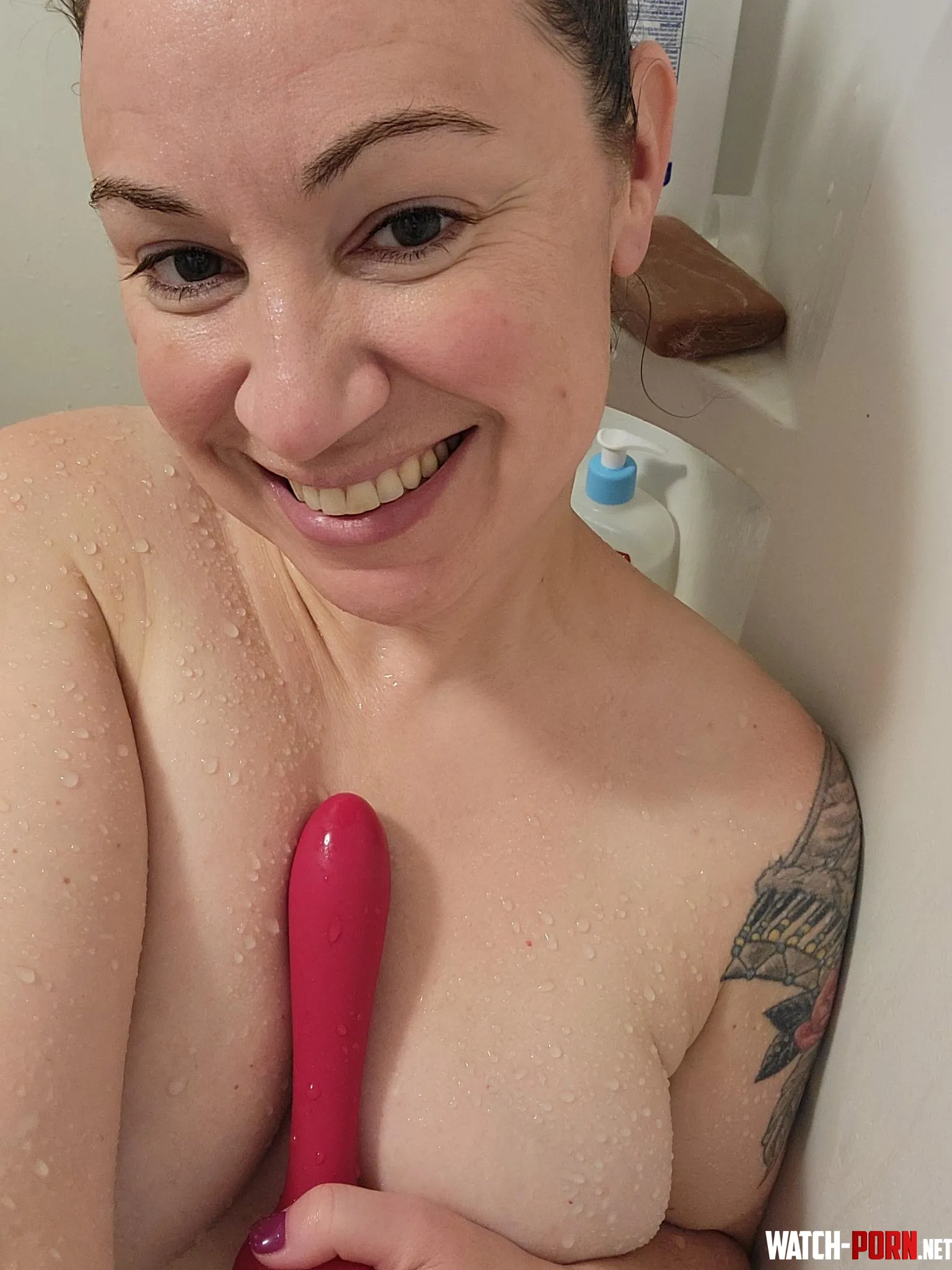 My 41 yr old wife is looking for an online playmate. We will be sitting around at the bar reading replies. by StarsGuy802
