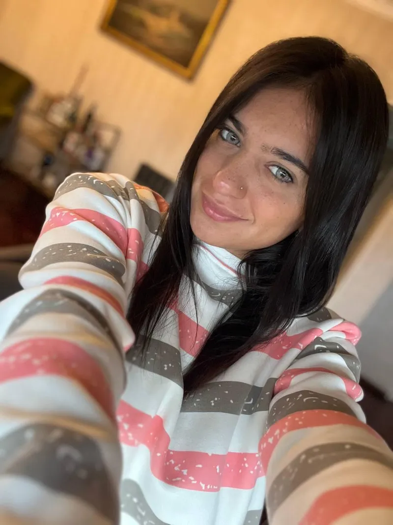 Thumbnail Sweater Love: pinkloviing's Cozy Selfie Snapshot
