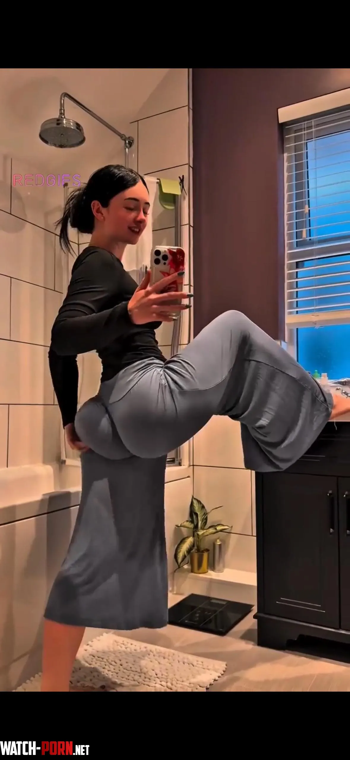 Whoooo is this big ass babe by Jonnyprivfeed